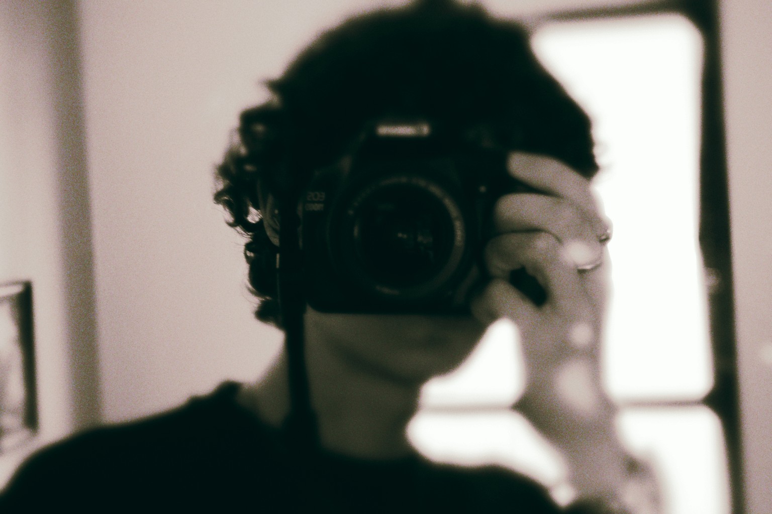 Autoportrait de Gauthier Besnard tenant un appareil photo Canon