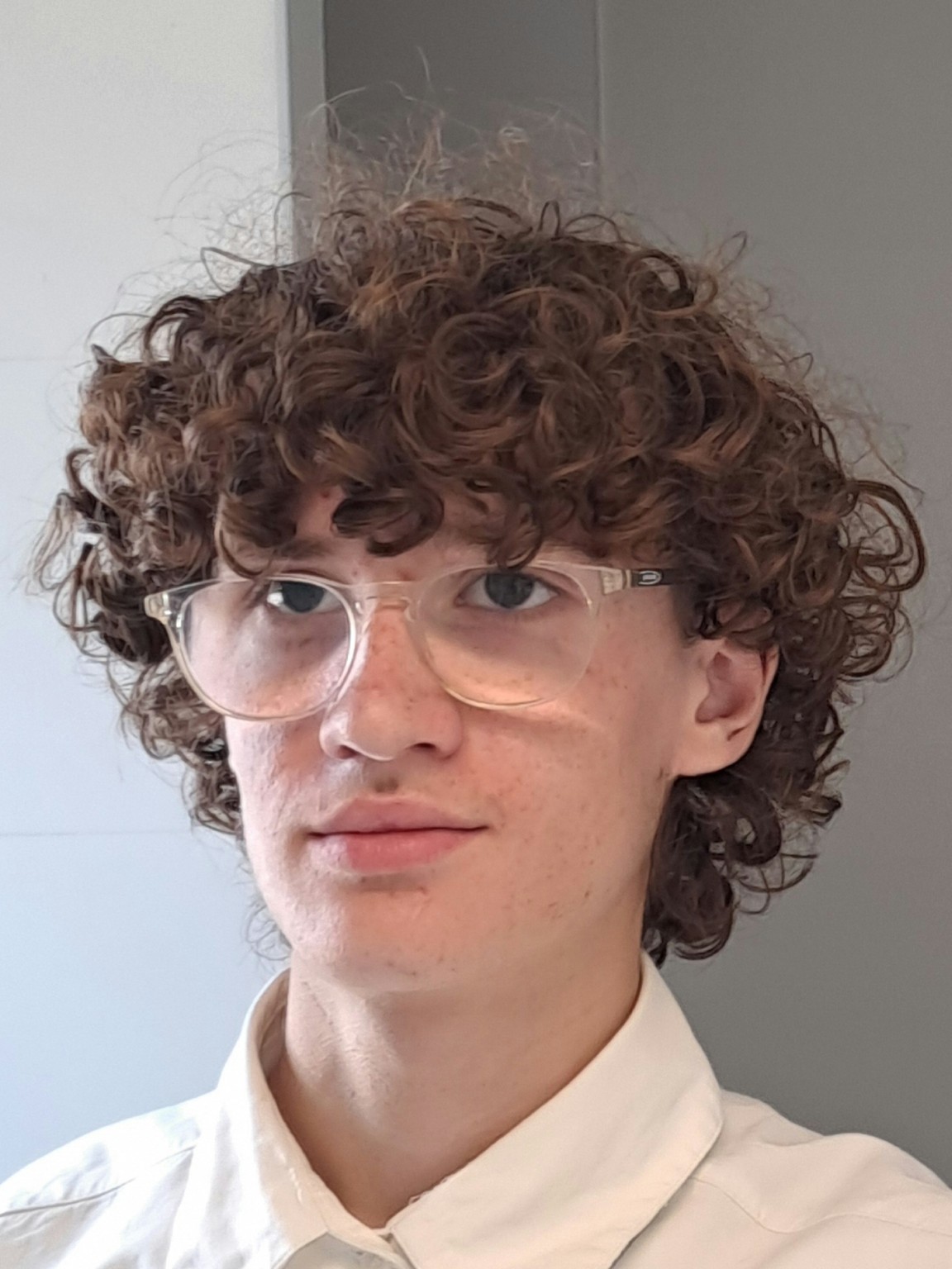 Portrait de Gauthier Besnard portant une chemise blanche et des lunettes